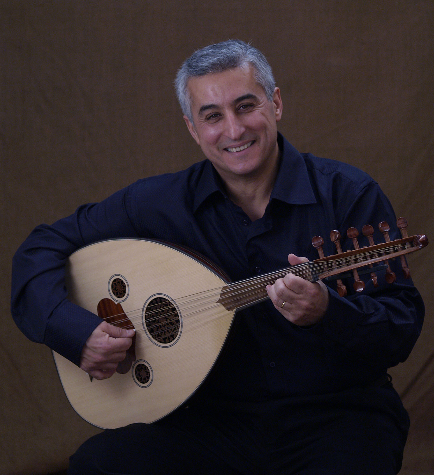 Vartan Arslanyan jouant du oud